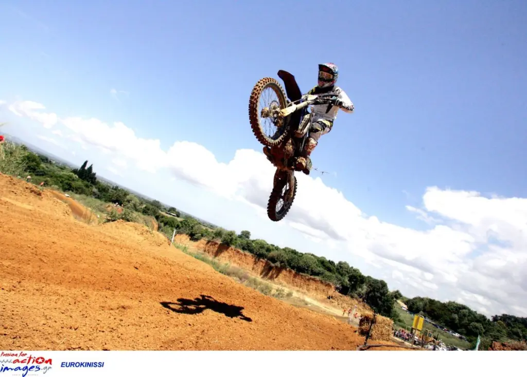 Σοβαρό ατύχημα σε αγώνα Motocross στα Γιαννιτσά – Τραυματίστηκαν δύο άτομα στο κεφάλι