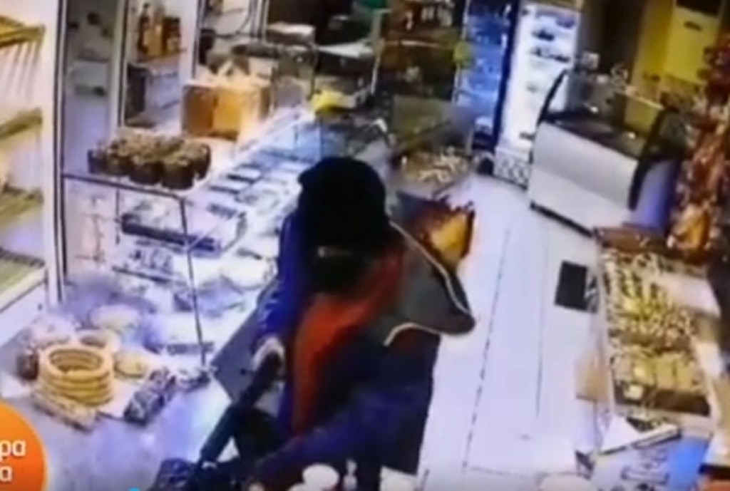 Συνελήφθη ο ληστής με το μαύρο σκούφο και τη μάσκα – Είχε “χτυπήσει” φούρνο στη Νέα Ιωνία δύο φορές την ίδια μέρα (vid)