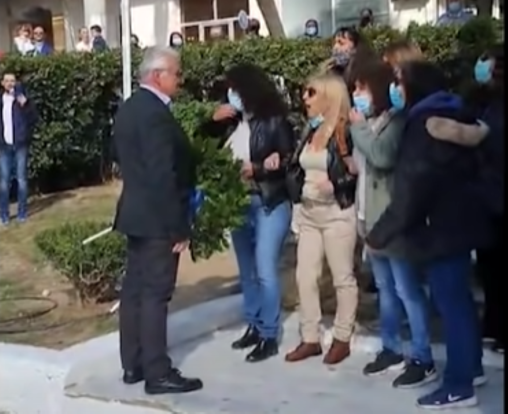 Γυναίκες έστησαν μπλόκο και εμπόδισαν την κατάθεση στεφάνου από χρυσαυγίτη δημοτικό σύμβουλο
