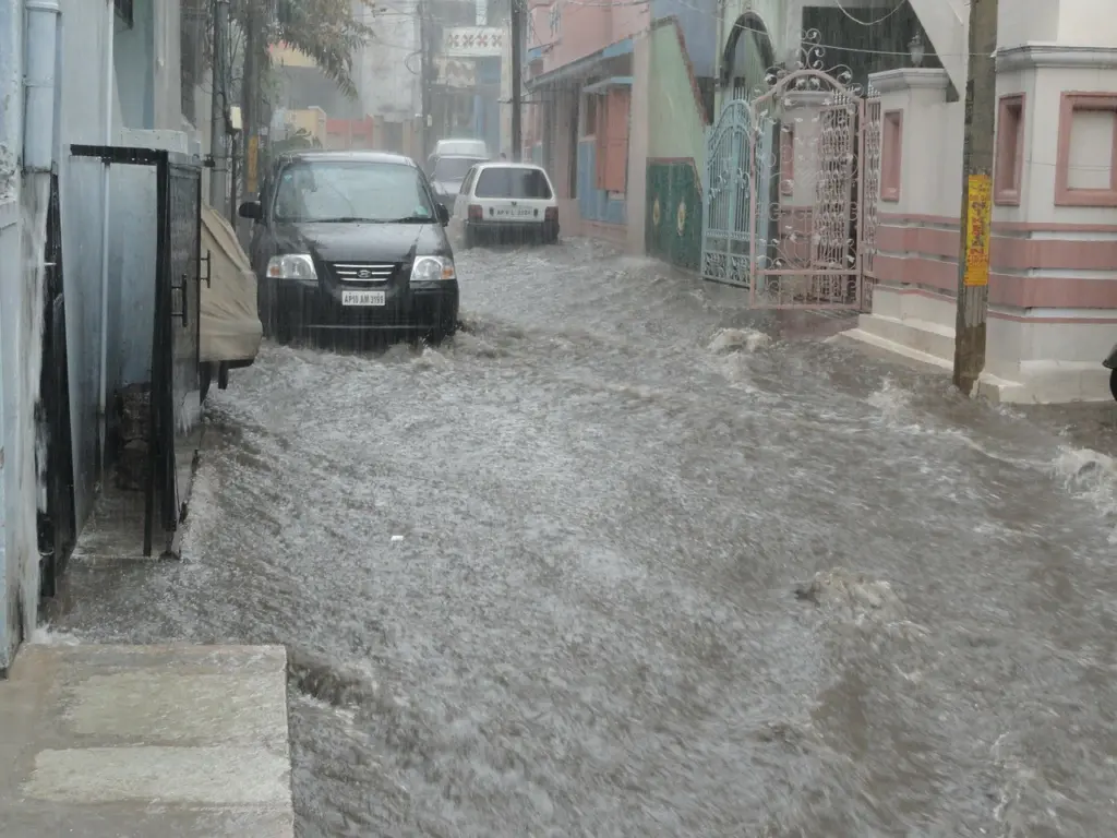 Πως η κλιματική αλλαγή σχετίζεται με τις καταστροφικές πλημμύρες και τους καύσωνες των τελευταίων ετών