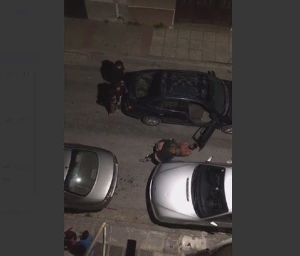 Ρομά σπέρνουν τον τρόμο στο Ίλιον – Μπουνιές και κλωτσιές στη μέση του δρόμου – Πάλεψαν οι αστυνομικοί για να τους συλλάβουν