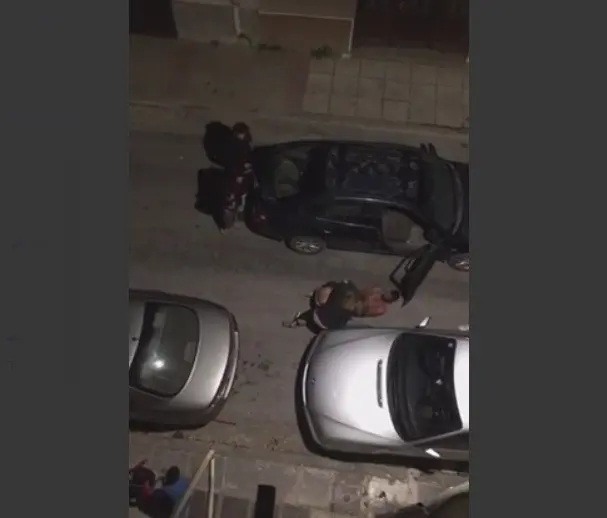 Ρομά σπέρνουν τον τρόμο στο Ίλιον – Μπουνιές και κλωτσιές στη μέση του δρόμου – Πάλεψαν οι αστυνομικοί για να τους συλλάβουν