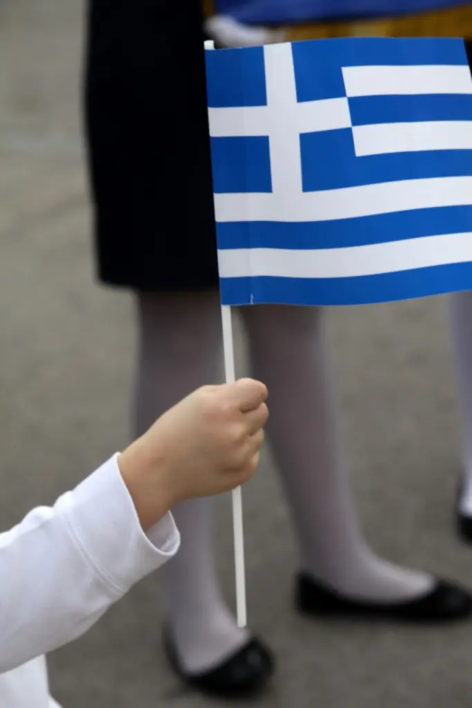 Ο 9χρονος Τάσος θα παρελάσει μόνος του με τη γαλανόλευκη στο Μαθράκι