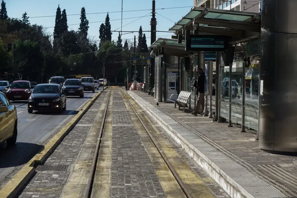 Προσοχή στην εναέρια γραμμή επαφής του τραμ στον Πειραιά – Κίνδυνος από τα ηλεκτροφόρα δίκτυα