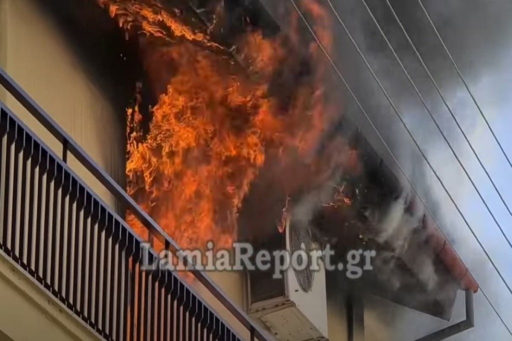 Μεγάλη φωτιά ξέσπασε σε σπίτι στη Λαμία – Πυκνοί καπνοί σκέπασαν την περιοχή (vid)