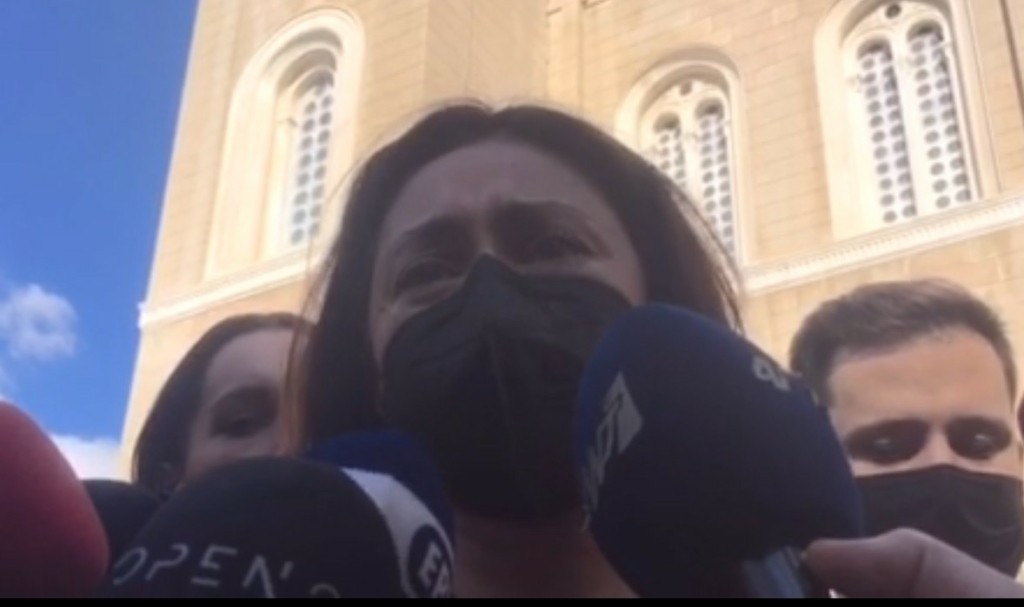 Λύγισε στην κάμερα στενή συνεργάτιδα της Φώφης Γεννηματά – “Μια πάρα πολύ δύσκολη στιγμή” (vid)