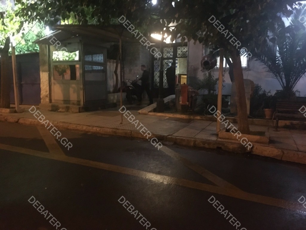 Επίθεση με μολότοφ, γκαζάκια και φωτοβολίδες στο ΑΤ Ζωγράφου (pics&vid)