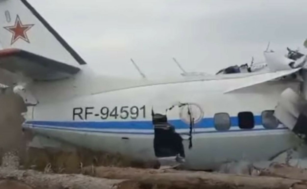 Σε 16 ανέρχονται οι νεκροί από τη συντριβή αεροπλάνου στη Ρωσία (vid)