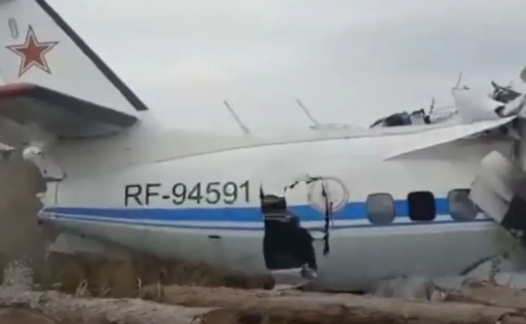Σε 16 ανέρχονται οι νεκροί από τη συντριβή αεροπλάνου στη Ρωσία (vid)