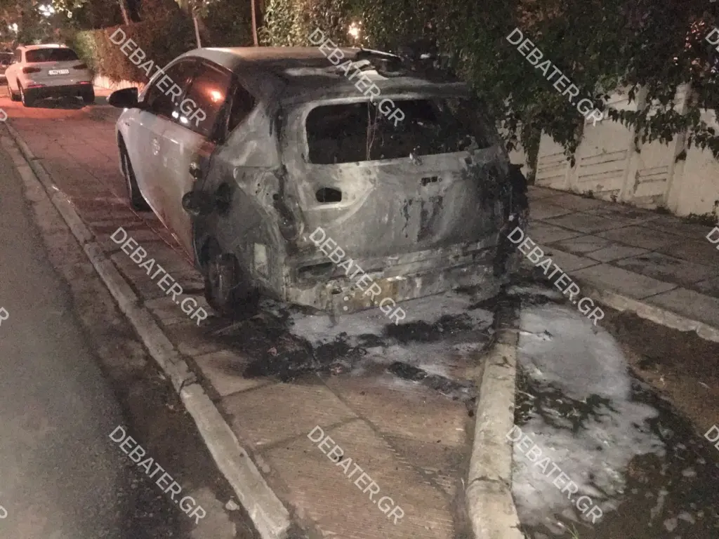 Έκαψαν αυτοκίνητο έξω από το σπίτι του Μιχαλολιάκου (pics&vid)