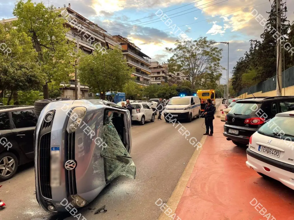 Τροχαίο με ντελαπάρισμα αυτοκινήτου στη Νέα Σμύρνη – Aναποδογύρισε στη μέση του δρόμου (pics&vid)