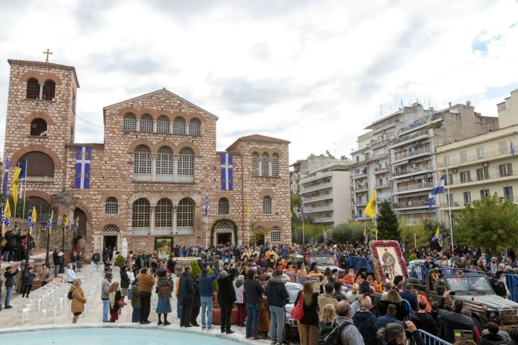 Αδιανόητος συνωστισμός έξω από τον Άγιο Δημήτριο στη Θεσσαλονίκη – Τα απρόοπτα και η απουσία μάσκας (vid)