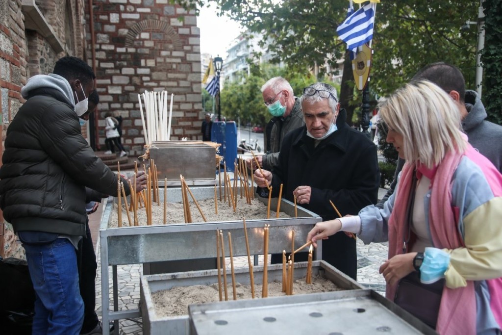 Πλήθος κόσμου και προσκύνημα χωρίς μάσκες στον Άγιο Δημήτριο στη Θεσσαλονίκη (pic&vid)