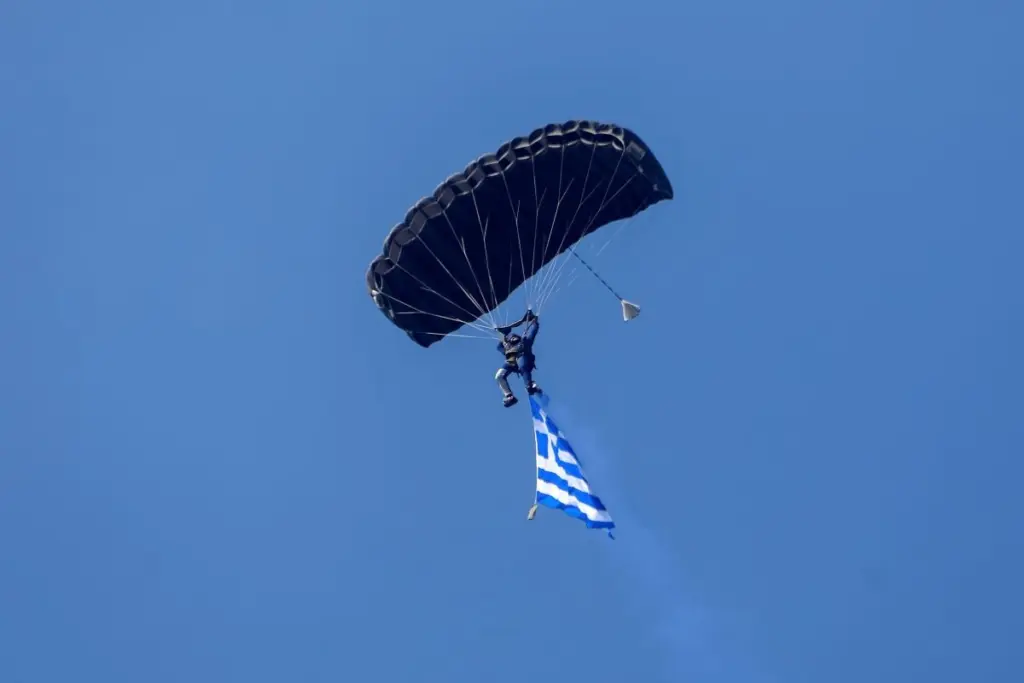 Η εντυπωσιακή πτώση των αλεξιπτωτιστών – Παρέδωσαν τη σημαία στην Πρόεδρο της Δημοκρατίας (vid)