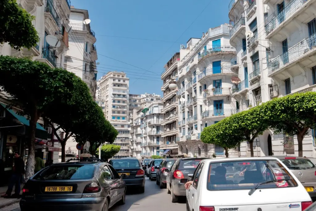 Το Αλγέρι απαιτεί από το Παρίσι τον “πλήρη σεβασμό του κράτους της Αλγερίας”