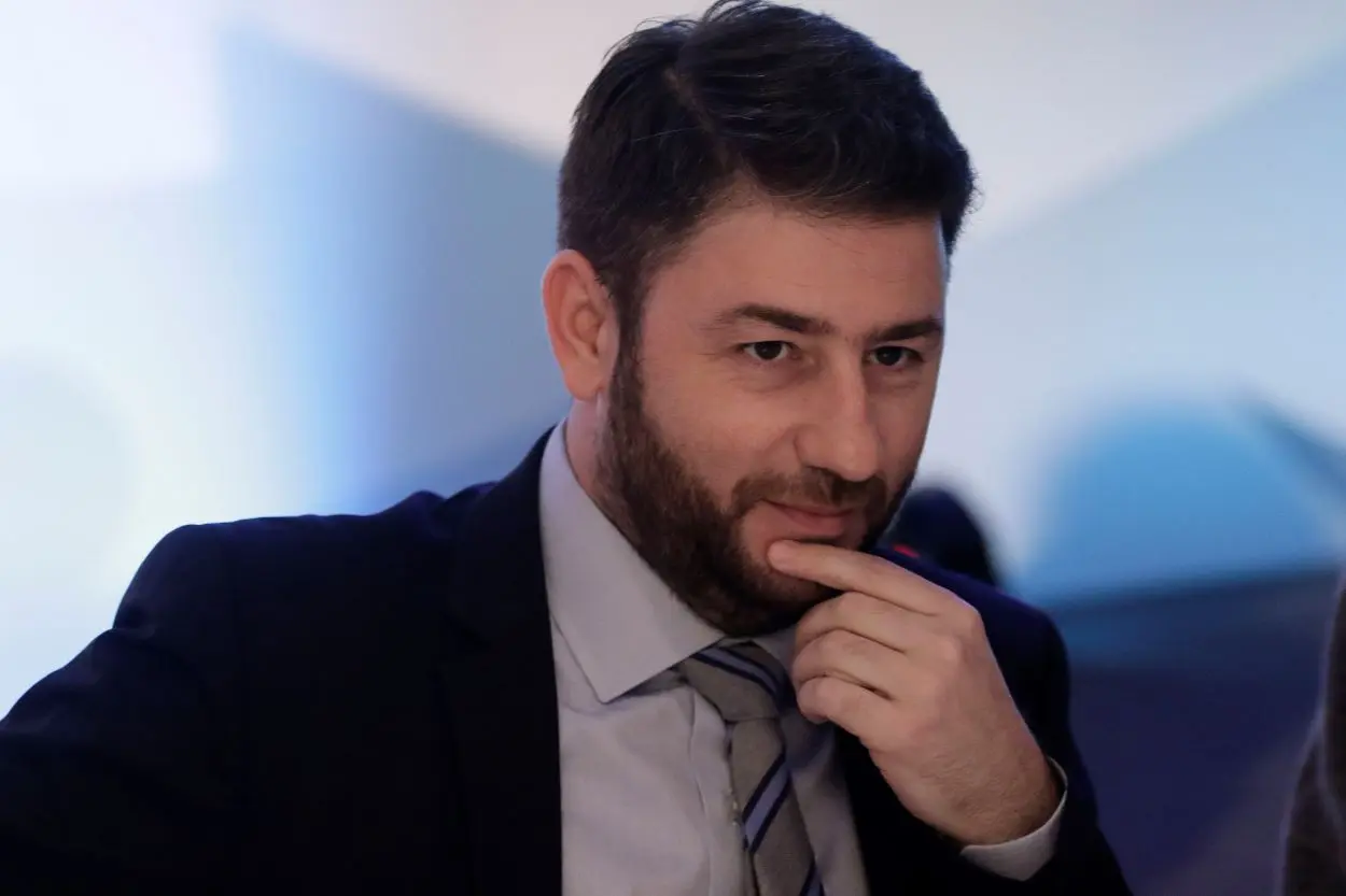 Ο Νίκος Ανδρουλάκης “ερμηνεύει” Ρίτα Σακελλαρίου σε ταβέρνα στα Τρίκαλα (vid)