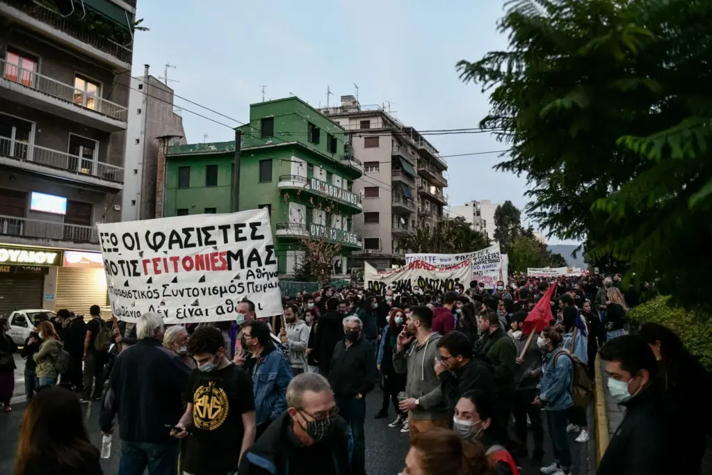 “Οι φασίστες έξω από τις γειτονιές”- Όλη η Αθήνα στο πόδι για τον έναν χρόνο καταδίκης της Χρυσής Αυγής (pics)