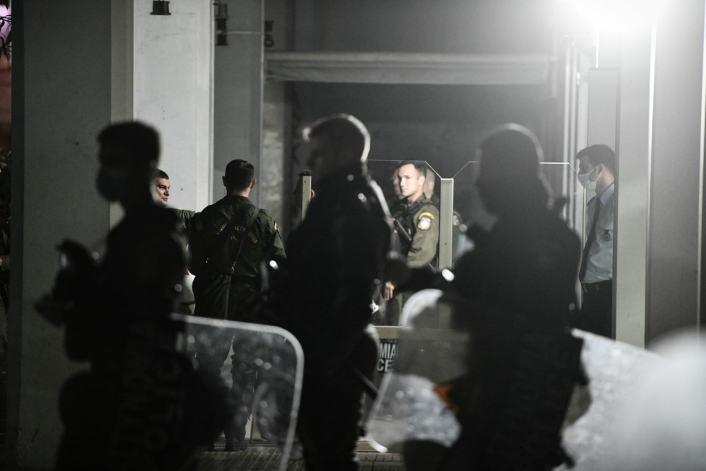 Τρεις σφαίρες πάνω στο σώμα του 20χρονου στο Πέραμα – Τι δείχνουν τα τραύματα του