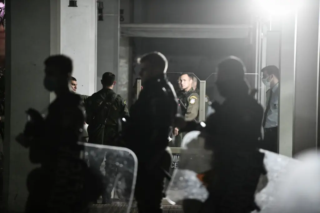Τρεις σφαίρες πάνω στο σώμα του 20χρονου στο Πέραμα – Τι δείχνουν τα τραύματα του