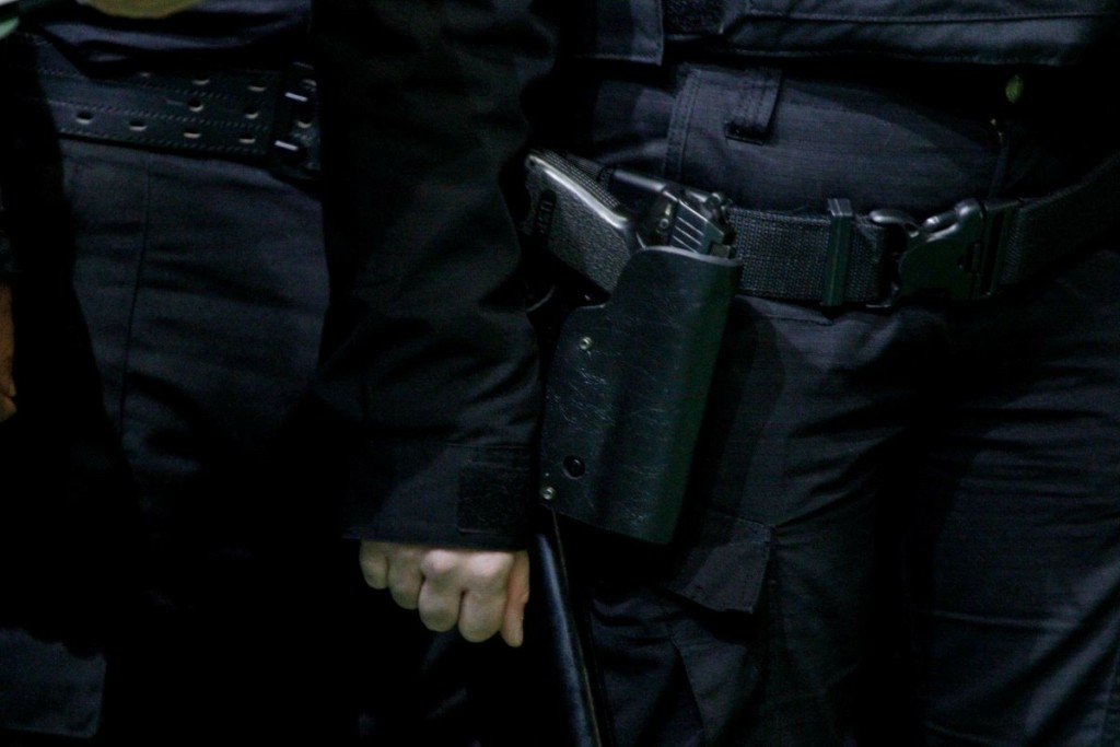 Λήστεψαν αστυνομικό στο Ίλιον – Του έκλεψαν το υπηρεσιακό όπλο