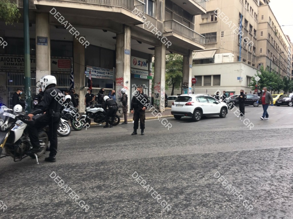 Αυτοκίνητο εμβόλισε μηχανή της ΔΙΑΣ στο κέντρο της Αθήνας – Πυροβόλησε ο αστυνομικός (pics&vid)
