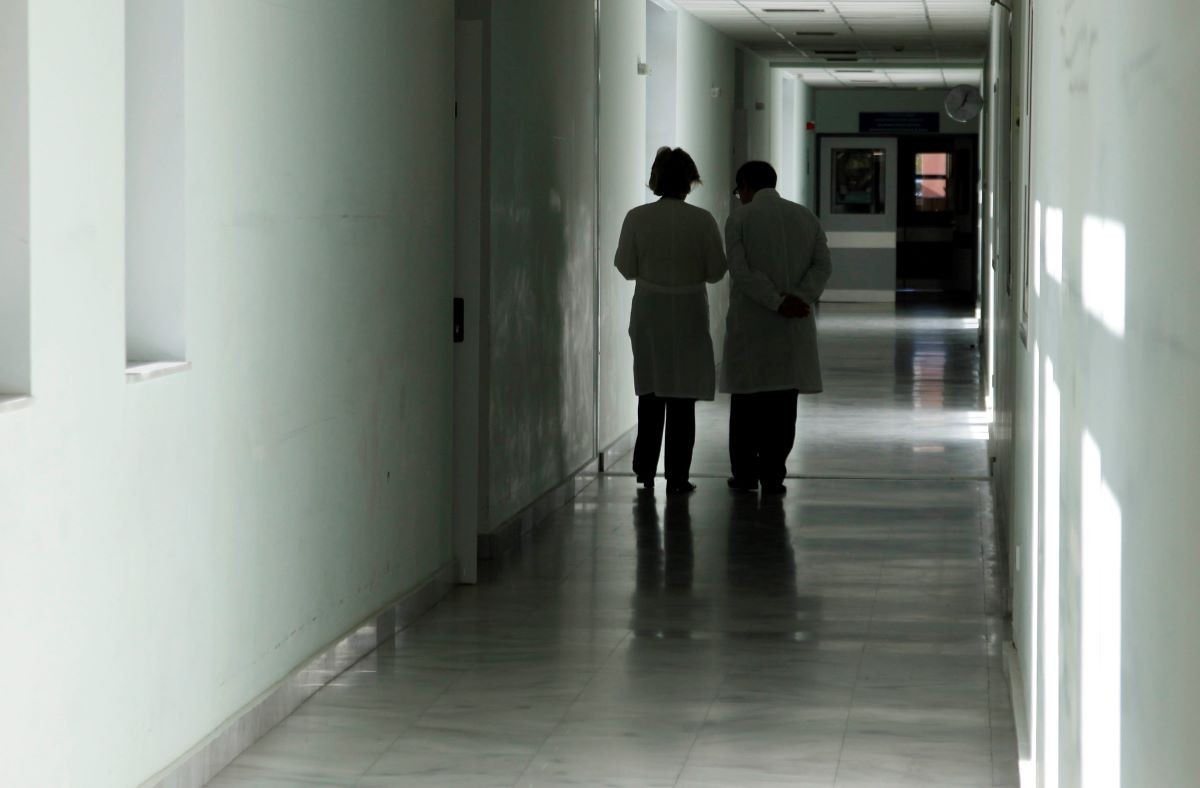 “Δεν έχουν τον Θεό τους” – Πέθανε από κορονοϊό πριν από 4 μήνες και παραμένει στο νεκροθάλαμο – Τι έχει συμβεί