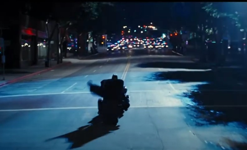 Ο “Batman” βγήκε στην κακοκαιρία με τη μηχανή και έγινε viral (pic&vid)