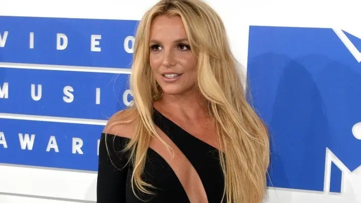 Η Britney Spears γιορτάζει την απελευθέρωση από τον πατέρα ποζάροντας γυμνή σε εξωτικό νησί (pics&vid)