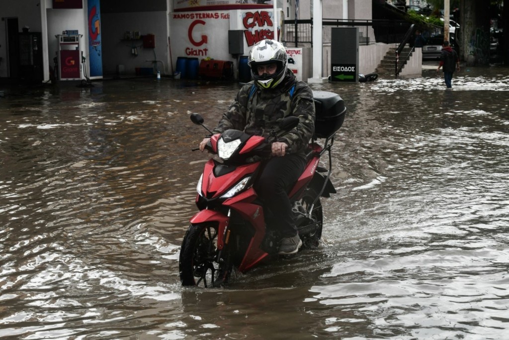 Ντελιβεράς παλεύει με τη θεομηνία για να φέρει εις πέρας την παραγγελία του (vid)