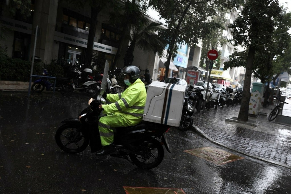 Ντελιβεράς είχε τροχαίο με αδέσποτο σκύλο στη Λαμία (pics)