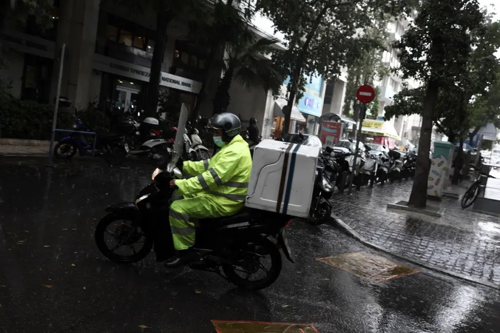 Ντελιβεράς είχε τροχαίο με αδέσποτο σκύλο στη Λαμία (pics)