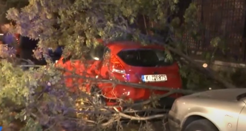 Η “Αθηνά” πλήττει και τη Θεσσαλονίκη – Δέντρα έπεσαν πάνω σε αυτοκίνητα (pic&vid)