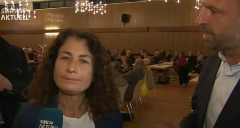 “Θερμόαιμος” δημοτικός σύμβουλος “παρενοχλεί” live μία δημοσιογράφο (vid)