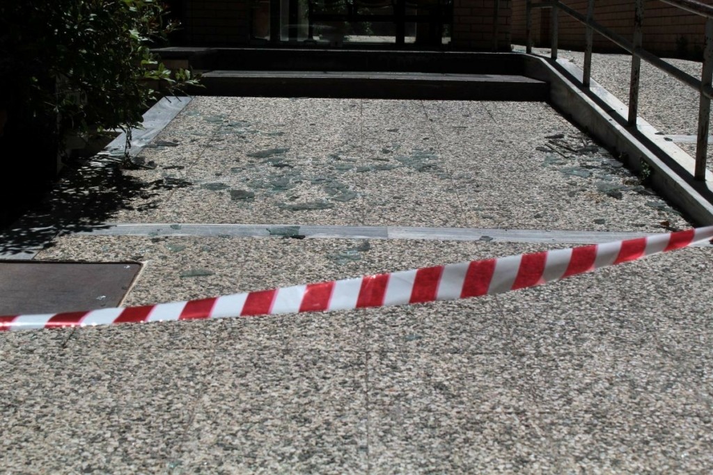Επίθεση με βαριοπούλες στη ΔΟΥ Χολαργού – Μολότοφ στο Μοσχάτο λίγη ώρα αργότερα (pic)