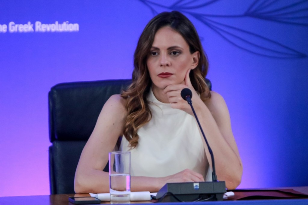 H Έφη Αχτσιόγλου αποκαλύπτεται – “Υπήρχαν υπονοούμενα ότι κάποιες σχέσεις με οδήγησαν στη θέση της υπουργού”