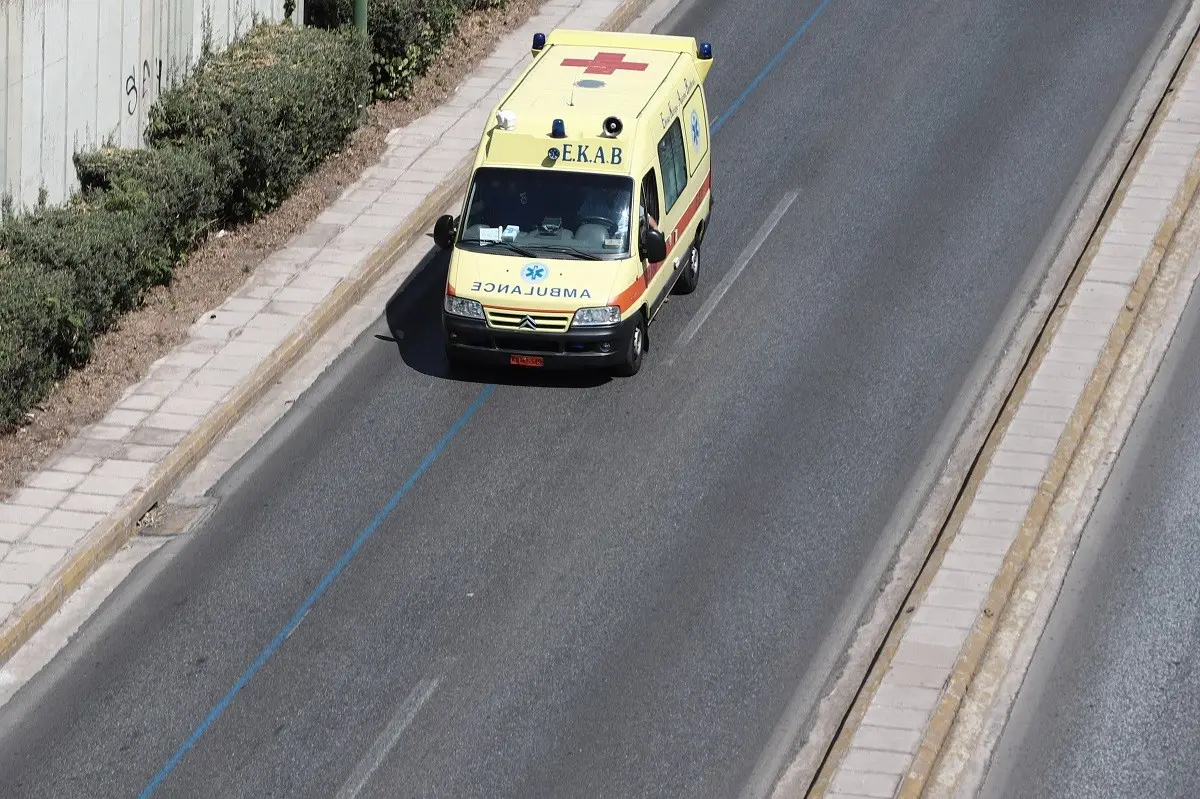 Σοβαρό τροχαίο στην Πάτρα – Τραυματίστηκε ο πατέρας και εγκλωβίστηκε παιδί