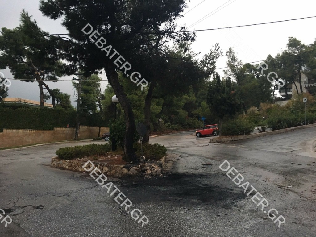 Στις φλόγες παραδόθηκε αυτοκίνητο στην Εκάλη – Συγκρούστηκε με δέντρο και “λαμπάδιασε” (vid)