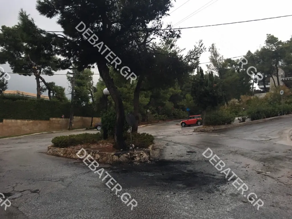 Στις φλόγες παραδόθηκε αυτοκίνητο στην Εκάλη – Συγκρούστηκε με δέντρο και “λαμπάδιασε” (vid)