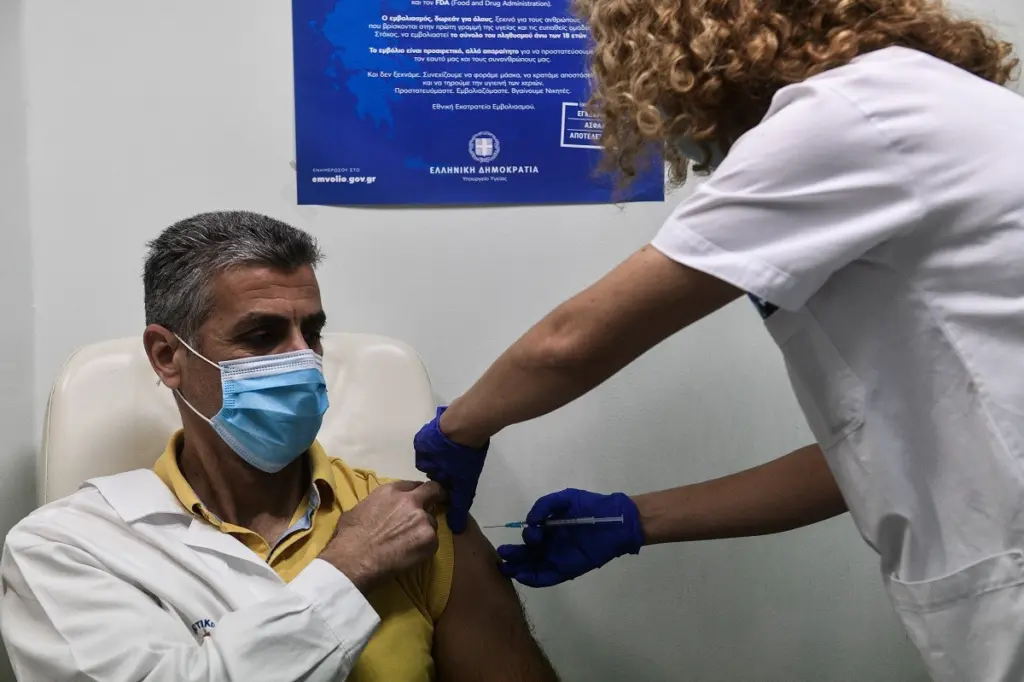 Πώς θα κλείνονται τα ραντεβού για την τρίτη δόση και με ποιο εμβόλιο θα γίνεται (vid)