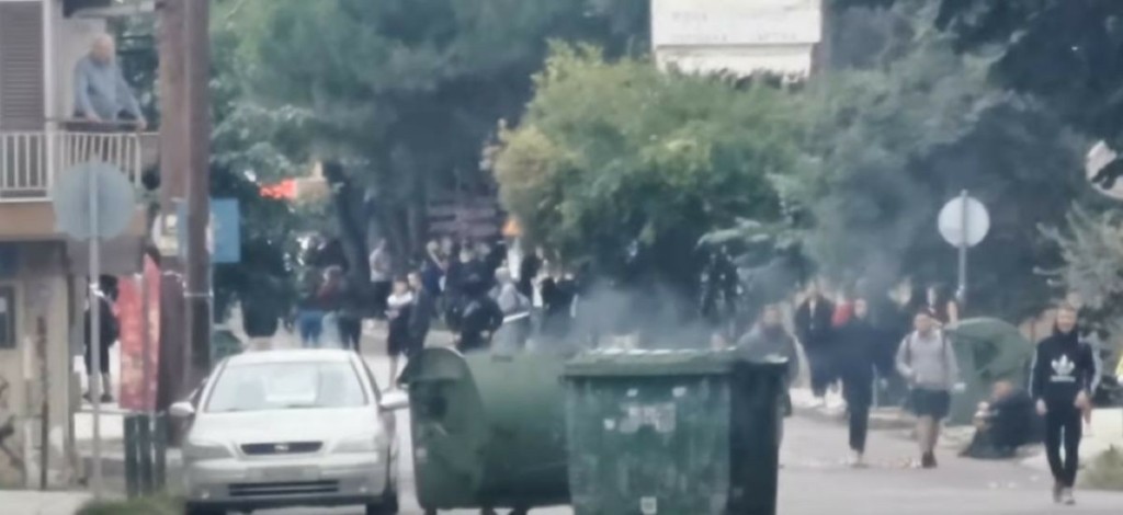 Πεδίο μάχης ο Εύοσμος – Κροτίδες, οδοφράγματα και τραμπούκικες επιθέσεις – Προσαγωγές και τραυματισμοί μαθητών (vid)