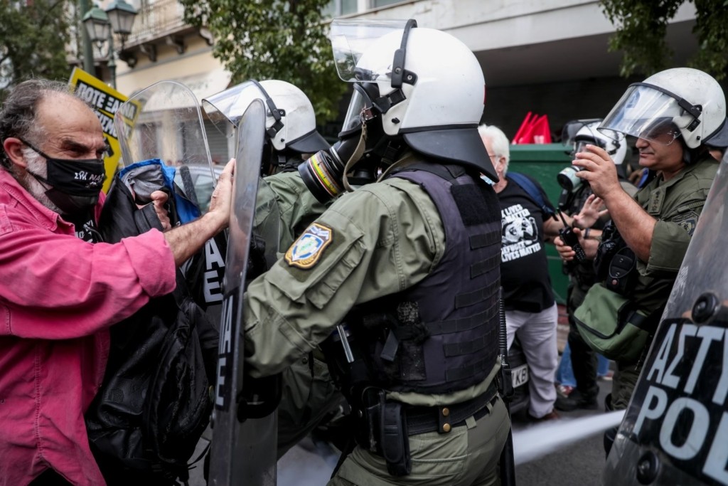 Οργισμένη αντίδραση Τσακαλώτου για τα επεισόδια στην Ομόνοια – “Ζήτησα τον λόγο από τον επικεφαλής της αστυνομίας”