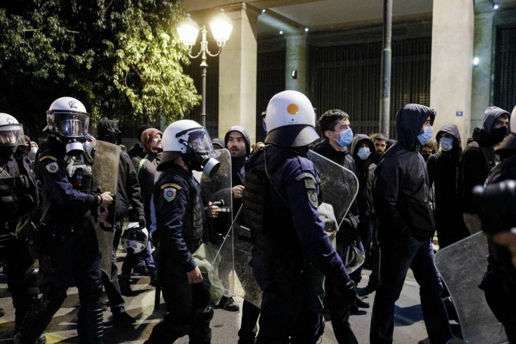 Επεισόδια στο κέντρο της Αθήνας για τον θάνατο του 20χρονου στο Πέραμα (pics)