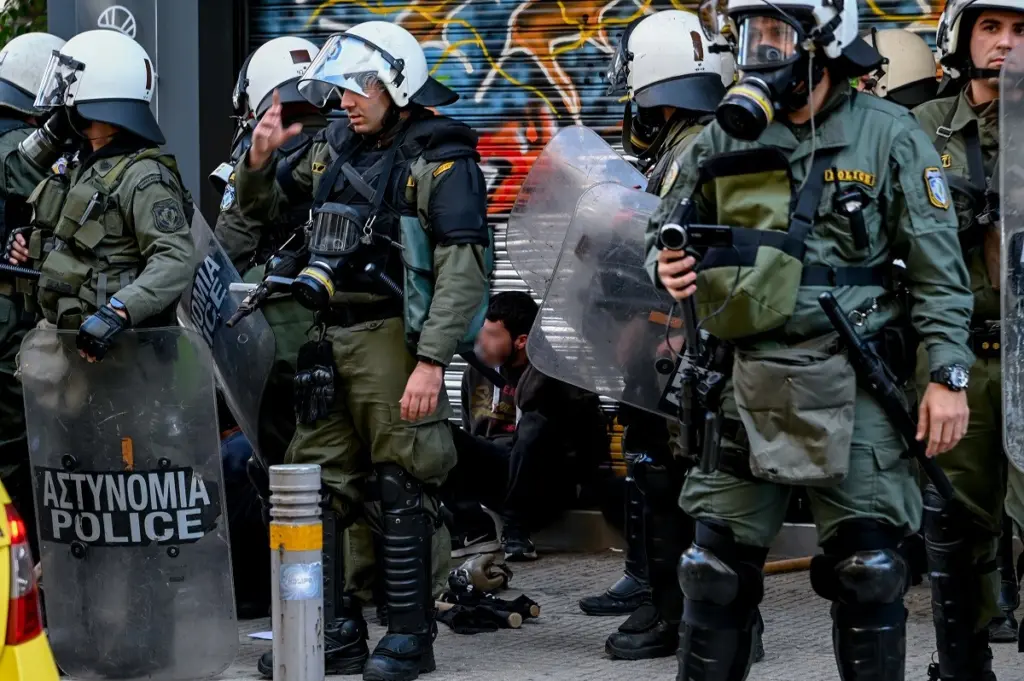 Επεισόδια και πετροπόλεμος έξω από την ΑΣΟΕΕ (pics)