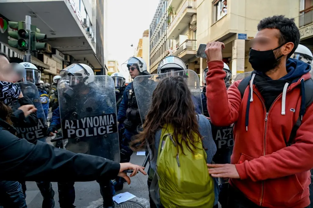 Έξι συλλήψεις για επεισόδια στα Εξάρχεια – Τραυματίστηκαν πέντε αστυνομικοί