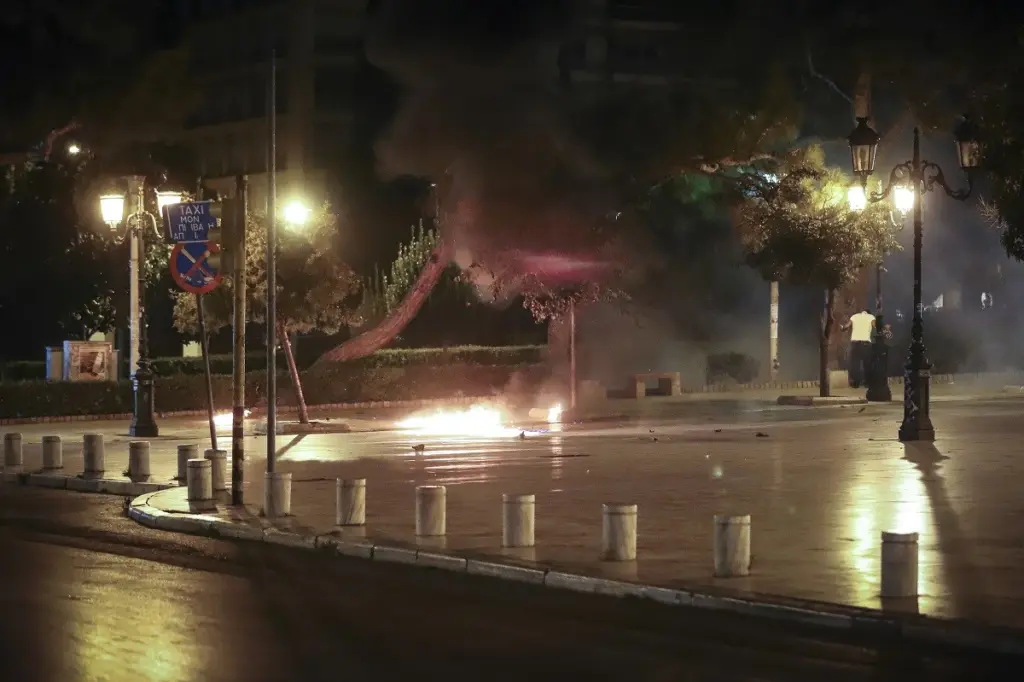 Επεισόδια στη Θεσσαλονίκη μετά από πορεία για το θάνατο του 18χρονου στο Πέραμα (pics&vids)