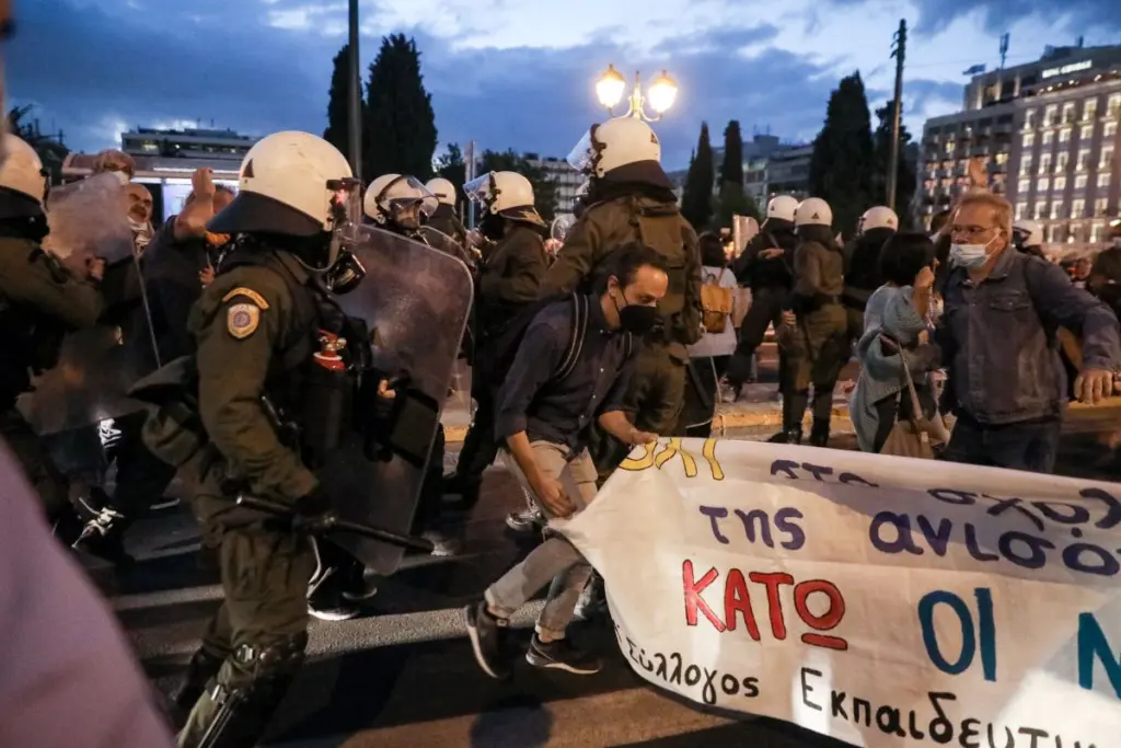 Επεισόδια στο πανεκπαιδευτικό συλλαλητήριο στο Σύνταγμα – Βροχή τα χημικά (pics)