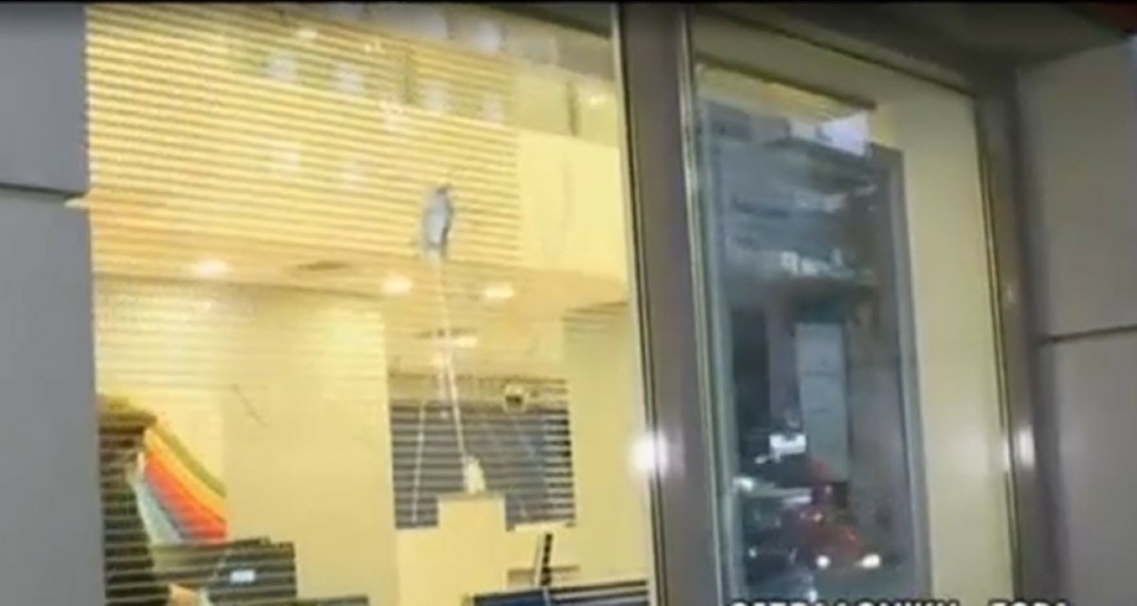 Επίθεση με βαριοπούλες σε τρεις τράπεζες στη Θεσσαλονίκη τα ξημερώματα (vid)