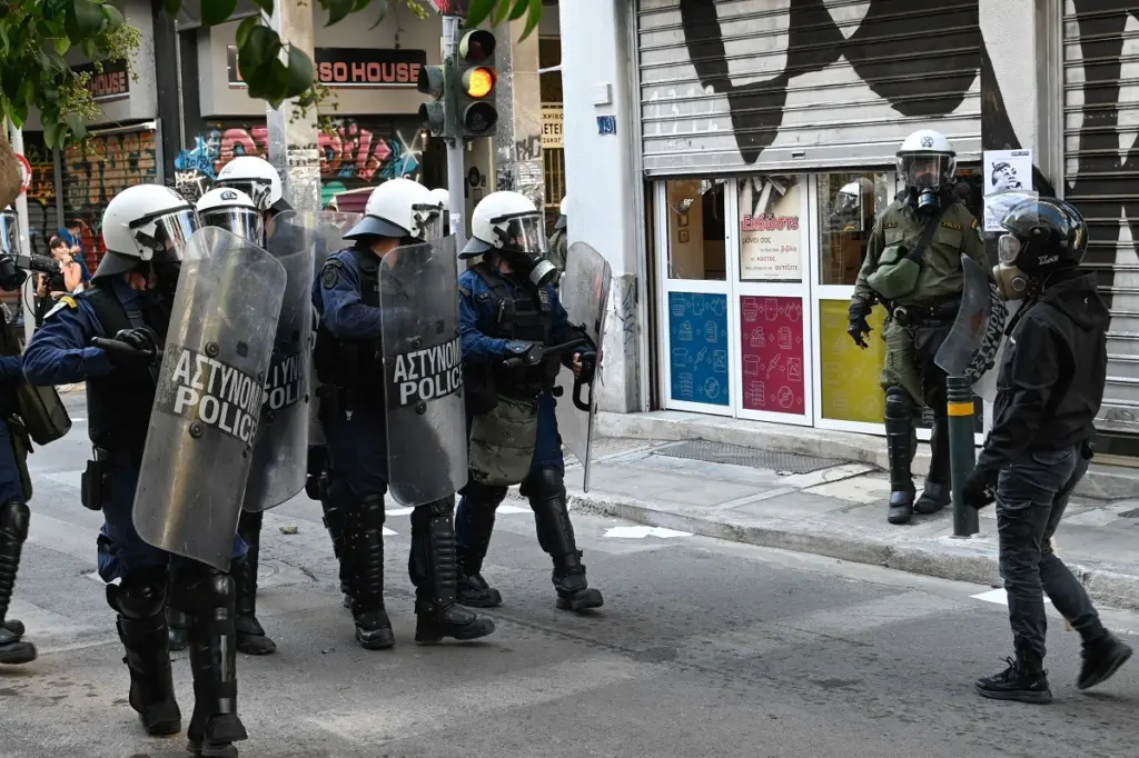 Διοικητική έρευνα για τον αστυνομικό των ΜΑΤ που έσπασε τζαμαρία στα Εξάρχεια (vid)