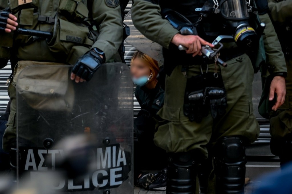 Εισαγγελική έρευνα για τον αστυνομικό των ΜΑΤ που έσπασε τζαμαρία καταστήματος στα Εξάρχεια (vid)