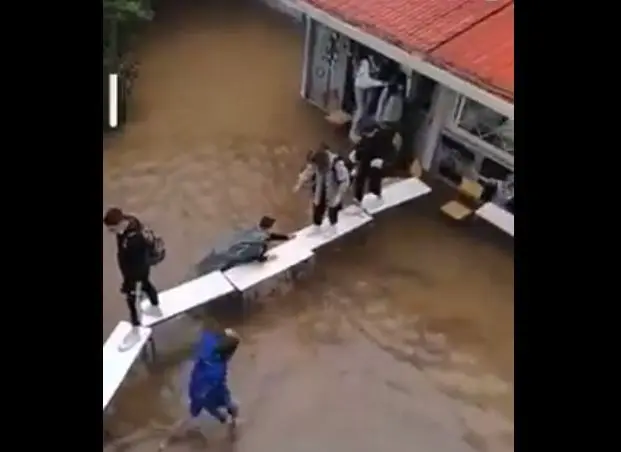 Απίστευτες εικόνες στη Φιλαδέλφεια – Απεγκλώβισαν μαθητές με μία “γέφυρα” από θρανία (vid)